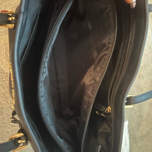 Micheal Kors tote handbag! Comes with dust bag ! Like new barely ever used ! - Picture 4 of 6